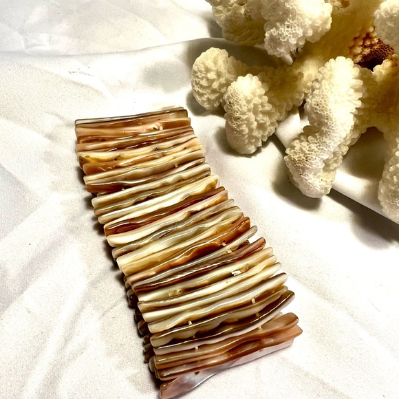 Vintage Mother of pearls Natural Shell stretch Bracelet. - Picture 5 of 9